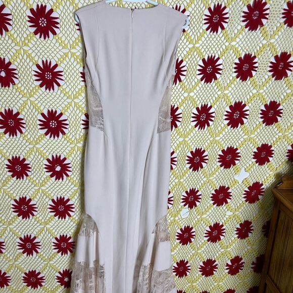 Marciano dresses / Cream Lace Dress / Size 4 - Picture 11 of 16